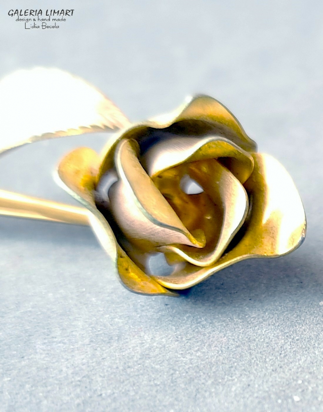 Urocza stara broszki z mosiądzu w kształcie ślicznej realistycznej róży